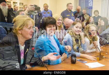 Familiari e amici osservano come i membri dell'equipaggio della Expedition 43 Scott Kelly, Gennady Padalka e Mikhail Kornienko subiscono il loro controllo di pressione nelle tute Sokol russe prima di lanciarsi a bordo della Soyuz TMA-16M verso la stazione spaziale Internazionale. La missione dell’equipaggio durerà un anno. Foto Stock