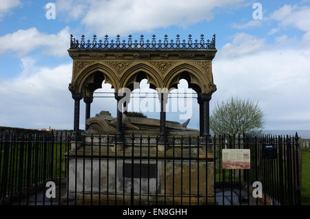 La Tomba di Gr,ace Darling e la sua famiglia, St Aidan il sagrato, Bamburgh, Northumberland, Regno Unito Foto Stock