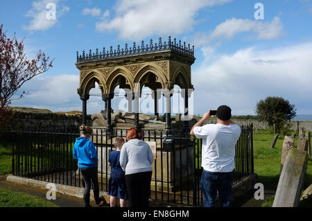 La Tomba di Gr,ace Darling e la sua famiglia, St Aidan il sagrato, Bamburgh, Northumberland, Regno Unito Foto Stock