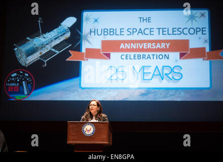 Heather Moran, vice presidente esecutivo di National Geographic Channel, parla a un evento per commemorare il venticinquesimo anniversario del telescopio spaziale Hubble, Martedì, Aprile 21, 2015 a Capitol Hill Visitor Center di Washington, DC. Il National Geographic il documentario "del Hubble viaggio cosmico" è stato illustrato durante la manifestazione che ha visto la partecipazione di membri del Congresso, il personale della NASA e National Geographic personale. NASA il telescopio spaziale Hubble è stato lanciato il 24 aprile 1990, a bordo della navetta spaziale Discovery dal Kennedy Space Center in Florida e ha reso più di 1.2 milioni di osservazioni poiché Foto Stock