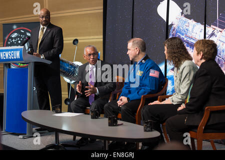 L'amministratore della NASA Charles Bolden parla all'evento del 25° anniversario del telescopio spaziale Hubble, segnando i suoi contributi alla scienza spaziale e allo studio di stelle e galassie distanti. Foto Stock