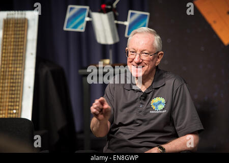 Sean Solomon, MESSENGER principal investigator, parla a un evento per festeggiare la conclusione della superficie di mercurio, ambiente spaziale, geochimica e compreso (MESSENGER) Missione Giovedì 16 Aprile, 2015 al quartier generale della NASA a Washington, DC. I partecipanti all'evento condiviso le scoperte scientifiche e le realizzazioni tecniche di più di dieci anni di missione. MESSENGER è atteso a collidere in mercurio ad una velocità di più di 8,750 miglia per ora verso la fine del mese di aprile 2015. Foto Stock