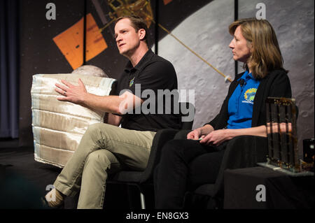 Daniel O'Shaughnessy, MESSENGER systems engineer, sinistra, parla a un evento per festeggiare la conclusione della superficie di mercurio, ambiente spaziale, geochimica e compreso (MESSENGER) Missione Giovedì 16 Aprile, 2015 al quartier generale della NASA a Washington, DC. I partecipanti all'evento condiviso le scoperte scientifiche e le realizzazioni tecniche di più di dieci anni di missione. MESSENGER è atteso a collidere in mercurio ad una velocità di più di 8,750 miglia per ora verso la fine del mese di aprile 2015. Foto Stock
