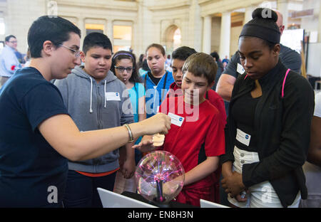 I visitatori possono esplorare uno della NASA presenta in corrispondenza della Giornata della Terra evento su Mercoledì, 22 Aprile 2015 presso la Union Station di Washington DC. Foto Stock