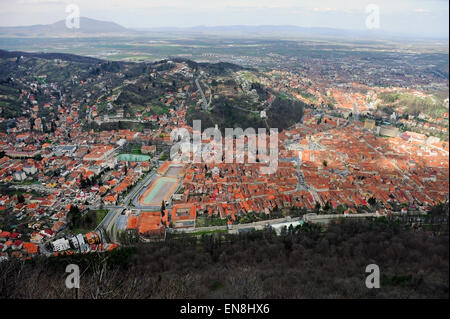 Vista aerea con il centro storico della città medievale di Brasov Foto Stock
