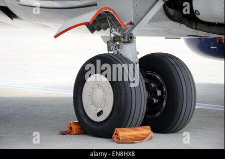 Dettaglio delle riprese con grande aeroplano ruote e carrello di atterraggio Foto Stock