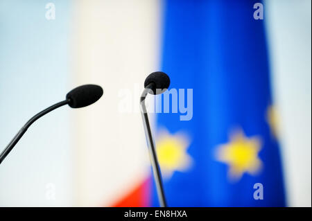 Premere due microfoni per conferenze con la bandiera dell'Unione europea in background Foto Stock