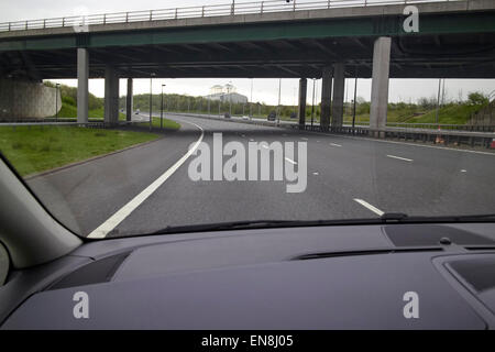 La guida sotto il ponte su M6 strada a pedaggio Autostrada England Regno Unito Foto Stock