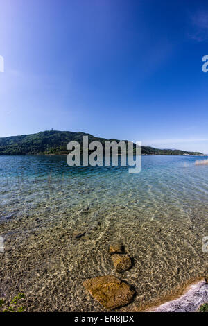 Lago Woerth vista dalla spiaggia Poertschach Foto Stock