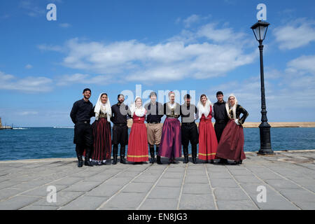 Gruppo di ballerini cretesi in costumi tradizionali, la Canea, Creta, Grecia Foto Stock