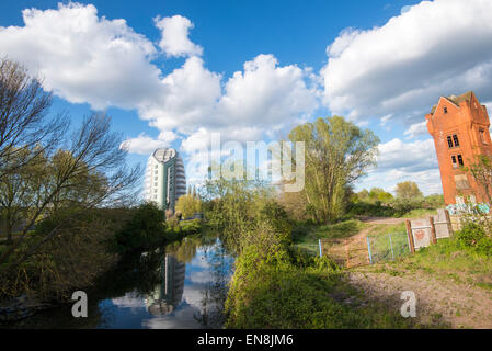 Centro spaziale nazionale si riflette nel fiume Avon a Leicester, LEICESTERSHIRE REGNO UNITO Inghilterra Foto Stock