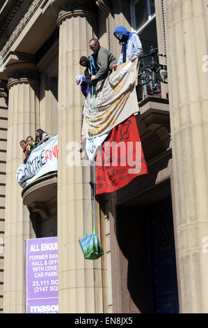 Liverpool, Regno Unito. 29 apr, 2015. Nonostante una corte ordine di sfratto passando, l amore attivisti, rimangono all'interno e ha annunciato le loro richieste tramite il sistema PA a 3pm di oggi. In diversi momenti durante il pomeriggio la polizia ha tentato di entrare e di comunicare con gli attivisti e di sfollati all'interno del grado 1 elencato la costruzione, con poco successo. Esse sono state occupando la vecchia banca di Inghilterra su Castle Street a partire dal mese di aprile 18th, e hanno usato l edificio per senzatetto e gente di strada, dando loro riparo e cibo. Il palazzo è stato lasciato vuoto per 11 anni. Credito: David Colbran/Alamy Live News Foto Stock