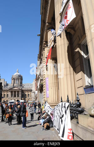 Liverpool, Regno Unito. 29 apr, 2015. Nonostante una corte ordine di sfratto passando, l amore attivisti, rimangono all'interno e ha annunciato le loro richieste tramite il sistema PA a 3pm di oggi. In diversi momenti durante il pomeriggio la polizia ha tentato di entrare e di comunicare con gli attivisti e di sfollati all'interno del grado 1 elencato la costruzione, con poco successo. Esse sono state occupando la vecchia banca di Inghilterra su Castle Street a partire dal mese di aprile 18th, e hanno usato l edificio per senzatetto e gente di strada, dando loro riparo e cibo. Il palazzo è stato lasciato vuoto per 11 anni. Credito: David Colbran/Alamy Live News Foto Stock