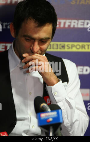 Sheffield, Regno Unito. Il 29 aprile, 2015. Una famosa vittoria per Stuart Bingham al crogiolo stasera come egli batte cinque volte campione Ronnie O'Sullivan 13-9 © Jimmy Whhittee/Alamy Live News Credito: Jimmy Whhittee/Alamy Live News Foto Stock