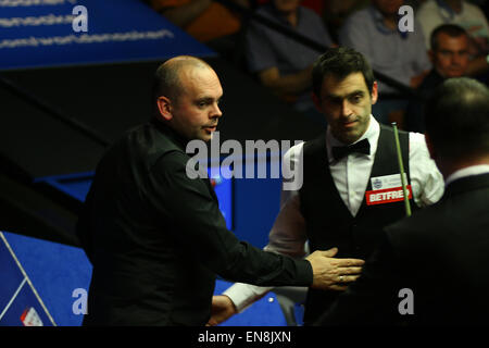 Sheffield, Regno Unito. Il 29 aprile, 2015. Una famosa vittoria per Stuart Bingham al crogiolo stasera come egli batte cinque volte campione Ronnie O'Sullivan 13-9 © Jimmy Whhittee/Alamy Live News Credito: Jimmy Whhittee/Alamy Live News Foto Stock