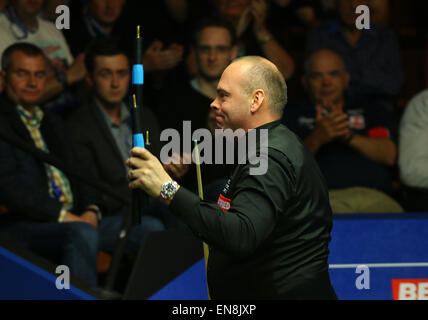 Sheffield, Regno Unito. Il 29 aprile, 2015. Una famosa vittoria per Stuart Bingham al crogiolo stasera come egli batte cinque volte campione Ronnie O'Sullivan 13-9 © Jimmy Whhittee/Alamy Live News Credito: Jimmy Whhittee/Alamy Live News Foto Stock