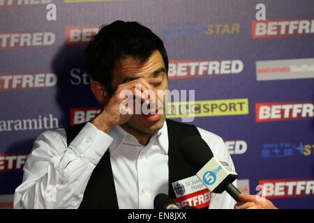 Sheffield, Regno Unito. Il 29 aprile, 2015. Una famosa vittoria per Stuart Bingham al crogiolo stasera come egli batte cinque volte campione Ronnie O'Sullivan 13-9 © Jimmy Whhittee/Alamy Live News Credito: Jimmy Whhittee/Alamy Live News Foto Stock