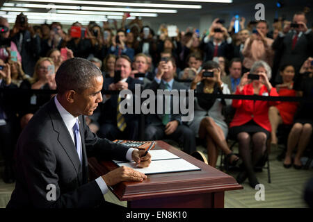 Il presidente Barack Obama segni ordine esecutivo "Migliorare la sicurezza dei consumatori le transazioni finanziarie,' al Consumer Financial Protection Bureau a Washington D.C., ottobre 17, 2014. Foto Stock