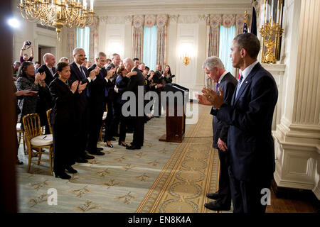 Il Segretario della Difesa Chuck Hagel china il capo per gli applausi del Presidente Barack Obama e i partecipanti dopo l'annuncio di Hagel dimissioni nello stato in sala da pranzo della Casa Bianca, nov. 24, 2014. Foto Stock