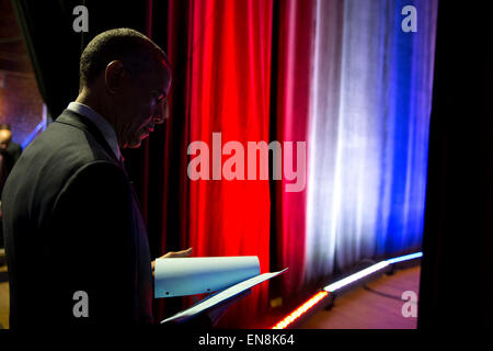 Il presidente Barack Obama attende dietro le quinte prima di un colloquio per 'l'Colbert Report con Stephen Colbert' presso la George Washington University di Auditorium Lisner in Washington, 8 dicembre, 2014. Foto Stock