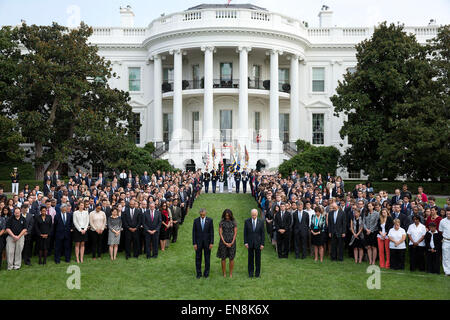 Il presidente Barack Obama e la First Lady Michelle Obama e il Vice Presidente Joe Biden unisciti a casa bianca al personale sulla South Lawn della Casa Bianca per osservare un momento di silenzio che segna il tredicesimo anniversario degli attacchi dell'11 settembre sett. 11, 2014. Foto Stock