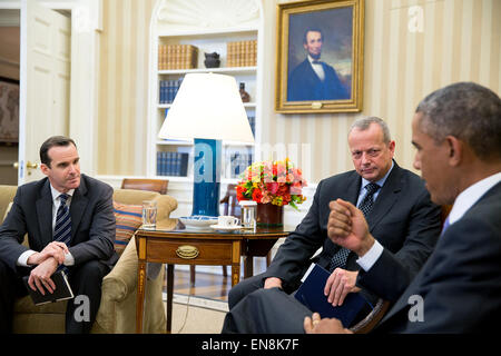 Il presidente Barack Obama incontra con pensionati gen. John Allen, Rappresentante Speciale del Presidente per la coalizione globale per contrastare ISIL e Brett McGurk, Vice Rappresentante Speciale del Presidente, sinistra, all Ufficio Ovale, Sett. 16, 2014. Foto Stock