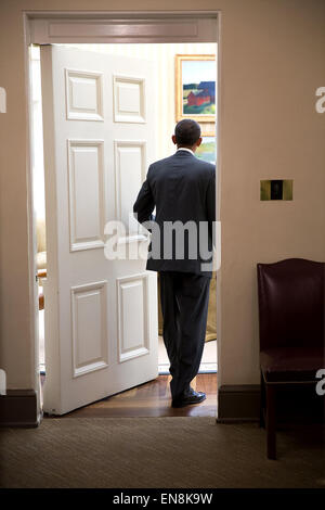 Il presidente Barack Obama ritorna all'Ufficio Ovale dopo una riunione nella sala Roosevelt della Casa Bianca, Sett. 29, 2014. Foto Stock