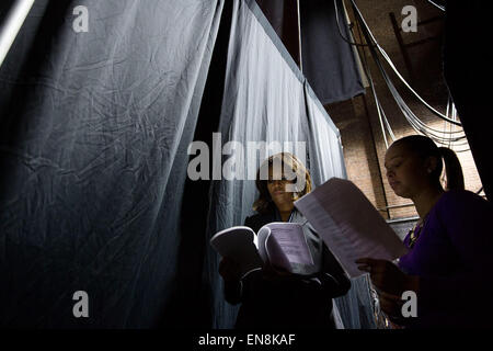 La First Lady Michelle Obama legge oltre il suo discorso con Kristen Jarvis, Direttore delle Relazioni esterne per la First Lady, backstage durante un rally allo Strand Theatre di Dorchester, Massachusetts, Ottobre 3, 2014. Foto Stock