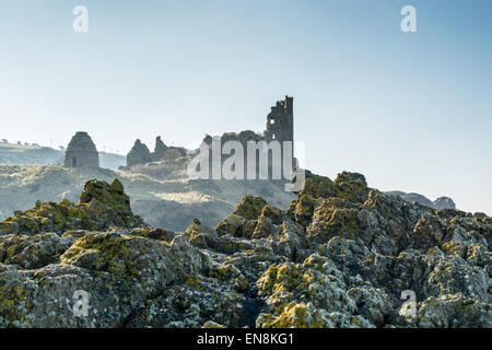 Castello Dunure nel South Ayrshire, in Scozia con rocce in primo piano Foto Stock