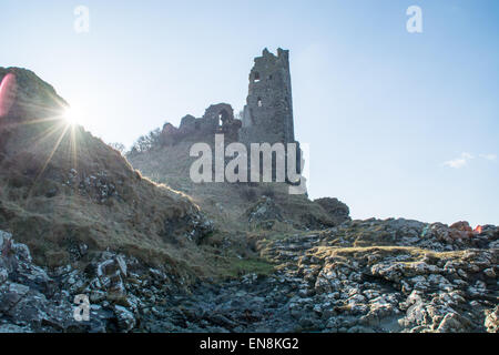 Castello Dunure in piedi sul suo promontorio in una giornata di sole in South Ayrshire, in Scozia Foto Stock