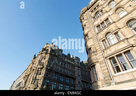 Tipico Princes Street architettura con il Jenners department store di Edimburgo, Scozia Foto Stock