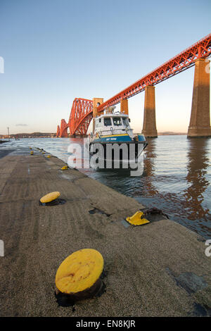 Ponte di Forth Rail dal South Queensferry harbour con barca in arrivo, Edimburgo, Midlothian, Scotland, Regno Unito Foto Stock