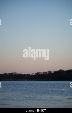 Luna quasi piena sul Firth of Forth al tramonto, Edimburgo, South Queensferry, Scozia Foto Stock