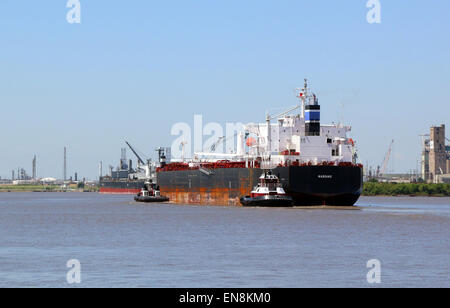 Nave da carico lasciando Port Foto Stock