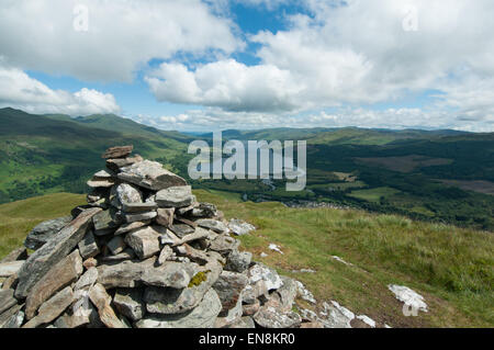 Cairn alla sommità di un Sron Chlachain vicino a Killin con una vista sul Loch Tay in distanza, Scozia Foto Stock