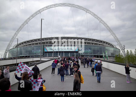 Aston Villa tifosi approccio Wembley stadium sulla FA Cup semi final day London REGNO UNITO Foto Stock