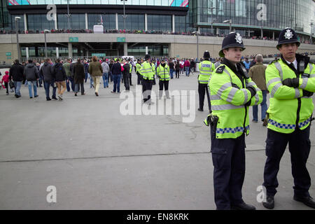 Le operazioni di polizia al di fuori del Wembley stadium su game day London REGNO UNITO Foto Stock