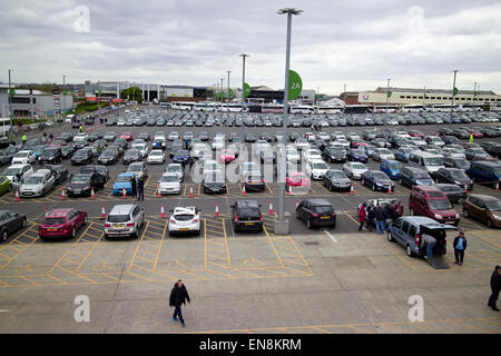 Parcheggio auto con parcheggio disabili macchie a Wembley stadium London REGNO UNITO Foto Stock