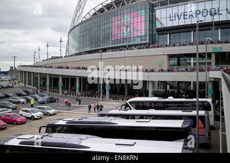 Parcheggio pulmann e auto allo stadio di Wembley London REGNO UNITO Foto Stock