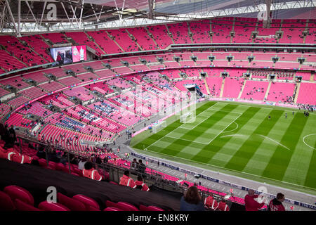 Interno del Wembley stadium il giorno della partita London REGNO UNITO Foto Stock