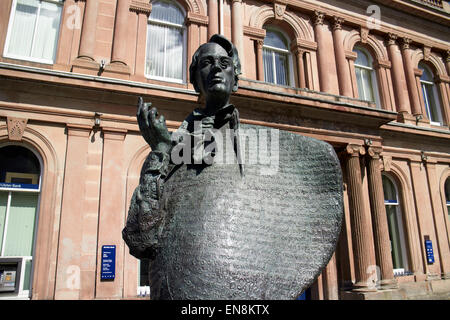 Wb yeats scultura statua al di fuori dell'Ulster Bank su stephen street Sligo, Repubblica di Irlanda Foto Stock