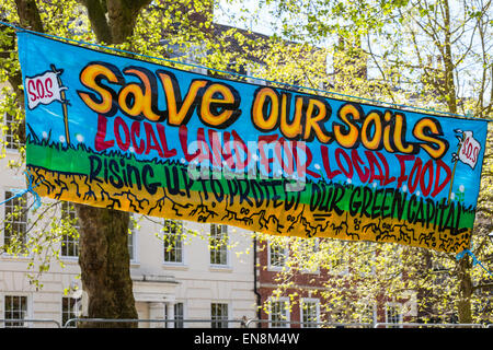 Bristol, Regno Unito. Il 29 aprile, 2015. I manifestanti sono saliti gli alberi per mettere un banner a Bristol il Queens Square per sollevare la consapevolezza della distruzione di terreni edificabili in Stapleton per il nuovo progetto Metrobus. In seguito hanno marciato per il consiglio cittadino uffici. Nella prima parte dell'anno i manifestanti hanno occupato gli alberi su Metrobus sito per diverse settimane prima di essere sfrattati. Il 29 aprile 2015. Credito: Fotografia Redorbital/Alamy Live News Foto Stock