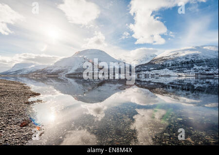 Montagne che si riflettono sull'acqua, Alpi Lyngen, arctic Norvegia Foto Stock