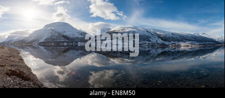 Montagne che si riflettono sull'acqua, Alpi Lyngen, arctic Norvegia Foto Stock