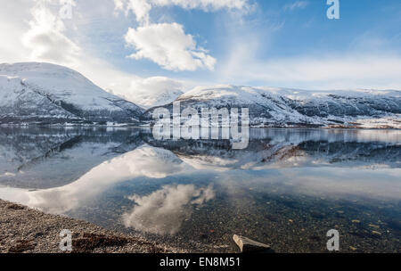 Montagne che si riflettono sull'acqua, Alpi Lyngen, arctic Norvegia Foto Stock