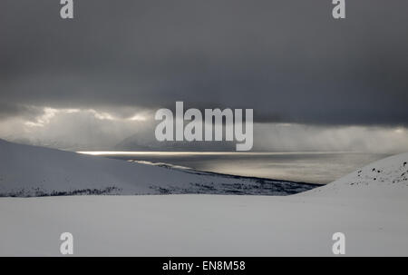 Nuvole di tempesta (con una fodera argentata) su montagne e fiordi, Alpi Lyngen, Norvegia artica Foto Stock