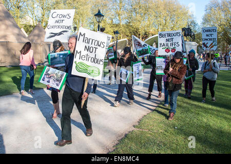 Bristol, Regno Unito. Il 29 aprile, 2015. I manifestanti sono saliti gli alberi per mettere un banner a Bristol il Queens Square per sollevare la consapevolezza della distruzione di terreni edificabili in Stapleton per il nuovo progetto Metrobus. In seguito hanno marciato per il consiglio cittadino uffici. Nella prima parte dell'anno i manifestanti hanno occupato gli alberi su Metrobus sito per diverse settimane prima di essere sfrattati. Il 29 aprile 2015. Credito: Fotografia Redorbital/Alamy Live News Foto Stock