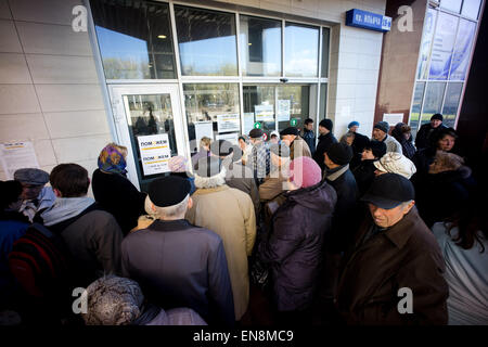 Donetsk, Ucraina. 22 apr, 2015. I residenti di Donetsk attendere al di fuori di un aiuto centro di distribuzione per ottenere il loro aiuto mensile pacchetto. © Geovien in modo pacifico/press/Alamy Live News Foto Stock