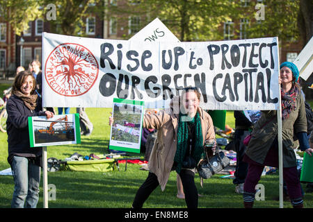 Bristol, Regno Unito. Il 29 aprile, 2015. I manifestanti sono saliti gli alberi per mettere un banner a Bristol il Queens Square per sollevare la consapevolezza della distruzione di terreni edificabili in Stapleton per il nuovo progetto Metrobus. In seguito hanno marciato per il consiglio cittadino uffici. Nella prima parte dell'anno i manifestanti hanno occupato gli alberi su Metrobus sito per diverse settimane prima di essere sfrattati. Il 29 aprile 2015. Credito: Fotografia Redorbital/Alamy Live News Foto Stock