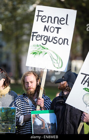 Bristol, Regno Unito. Il 29 aprile, 2015. I manifestanti sono saliti gli alberi per mettere un banner a Bristol il Queens Square per sollevare la consapevolezza della distruzione di terreni edificabili in Stapleton per il nuovo progetto Metrobus. In seguito hanno marciato per il consiglio cittadino uffici. Nella prima parte dell'anno i manifestanti hanno occupato gli alberi su Metrobus sito per diverse settimane prima di essere sfrattati. Il 29 aprile 2015. Credito: Fotografia Redorbital/Alamy Live News Foto Stock